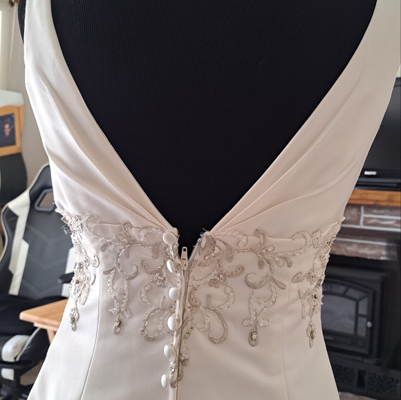 Bridal Gown NWOT Embroidered n Beaded w/Train - Picture 8 of 10